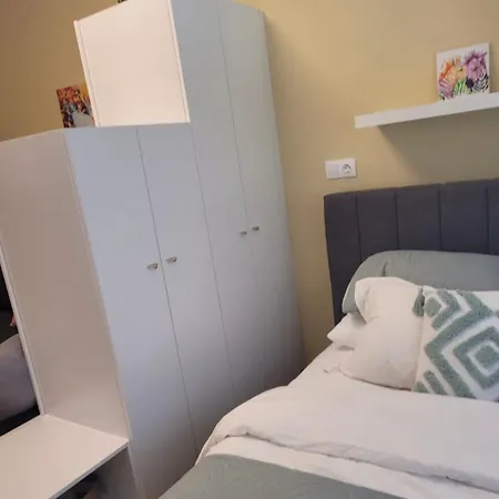 Metro Garden דירה